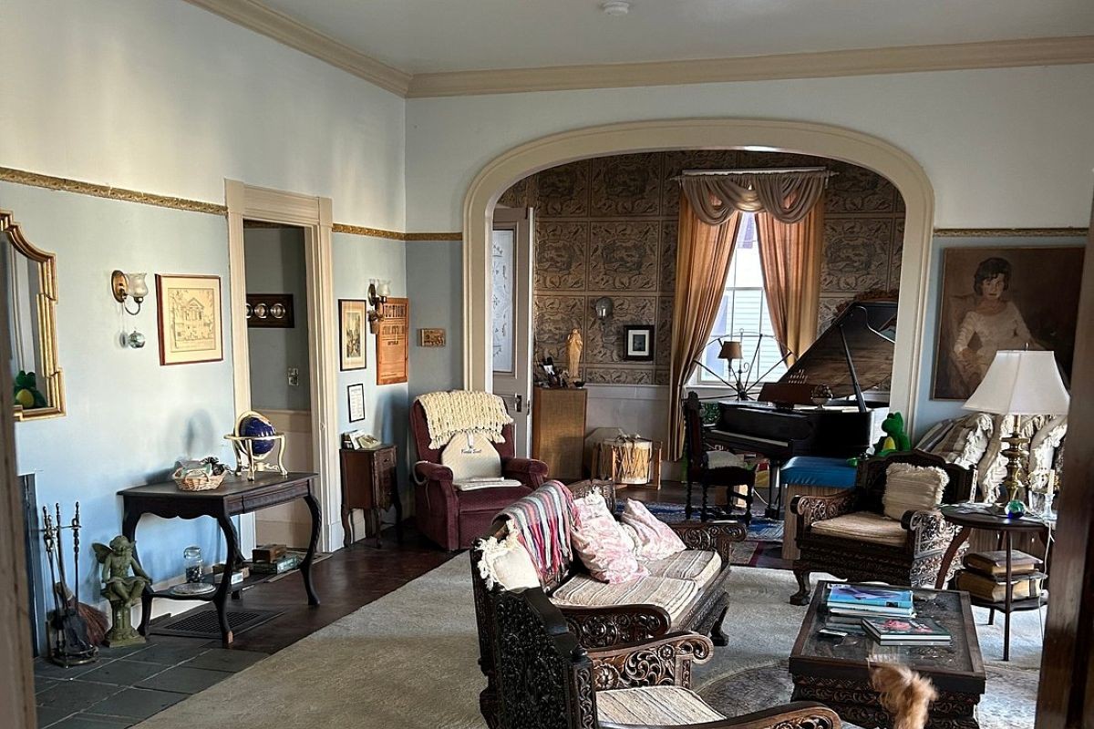 Common room with fireplace at McIndoe Falls Inn